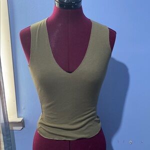 🔮 5 for $20 🔮 guess vintage olive green cropped tee